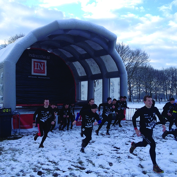 De Large mobiele podiumwagen in de sneeuw